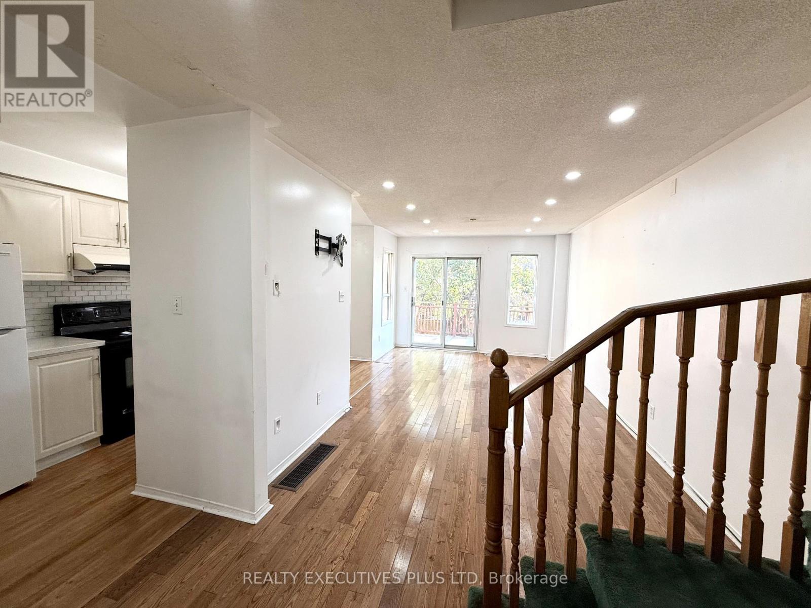 55 Ravenscliffe Court, Brampton, Ontario  L6X 4N9 - Photo 7 - W12449331