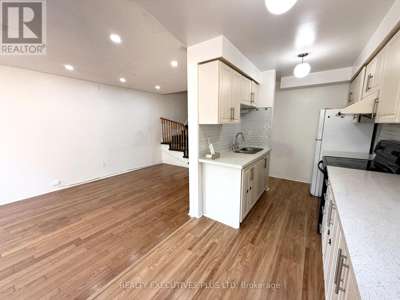 55 Ravenscliffe Court, Brampton, Ontario  L6X 4N9 - Photo 12 - W12449331