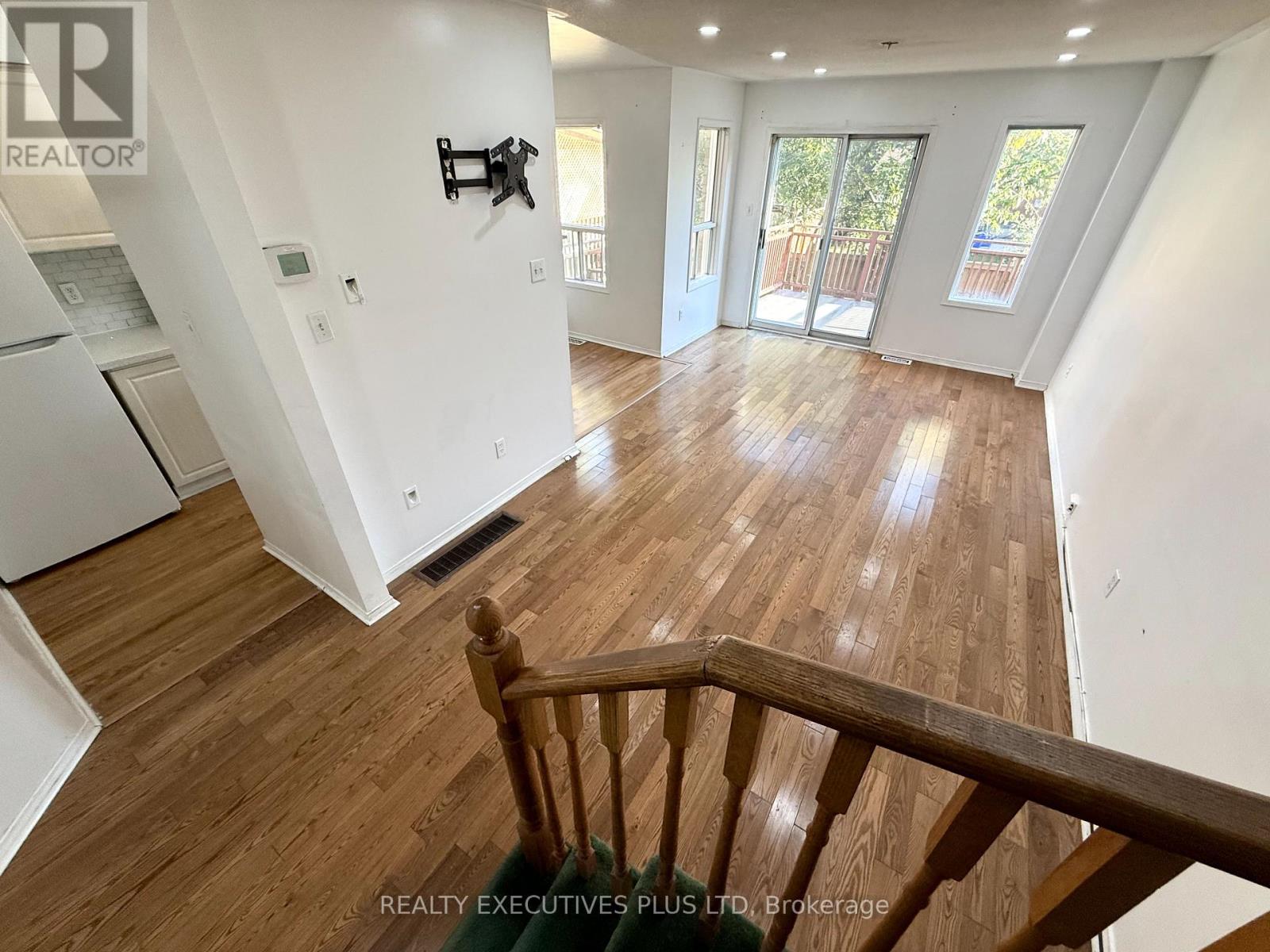 55 Ravenscliffe Court, Brampton, Ontario  L6X 4N9 - Photo 8 - W12449331