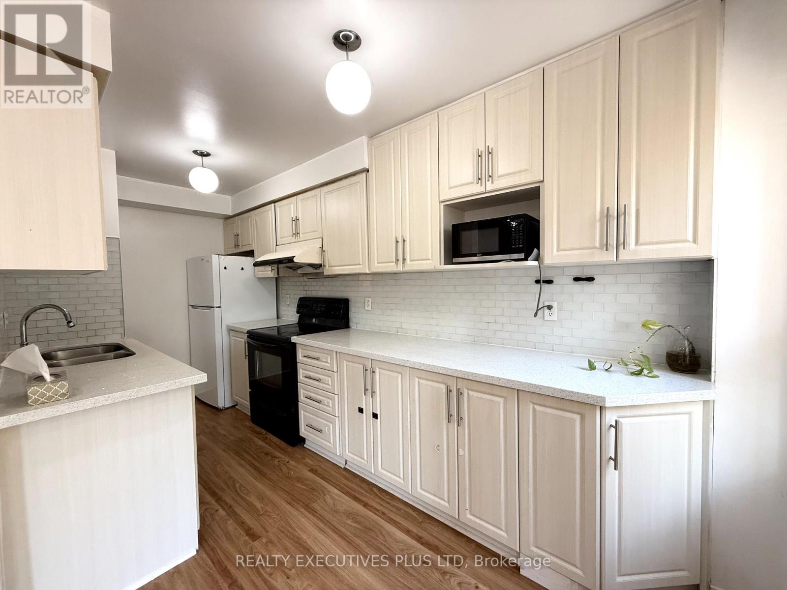 55 Ravenscliffe Court, Brampton, Ontario  L6X 4N9 - Photo 13 - W12449331