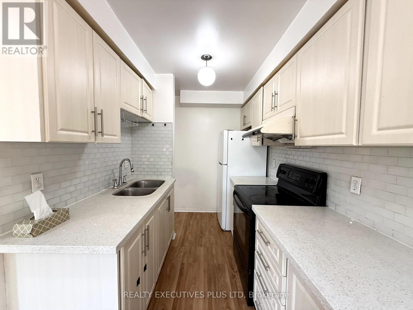 55 Ravenscliffe Court, Brampton, Ontario  L6X 4N9 - Photo 9 - W12449331