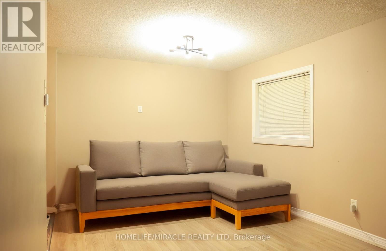 67 Stollar Boulevard W, Barrie (Little Lake), Ontario  L4N 6N3 - Photo 4 - S12449352