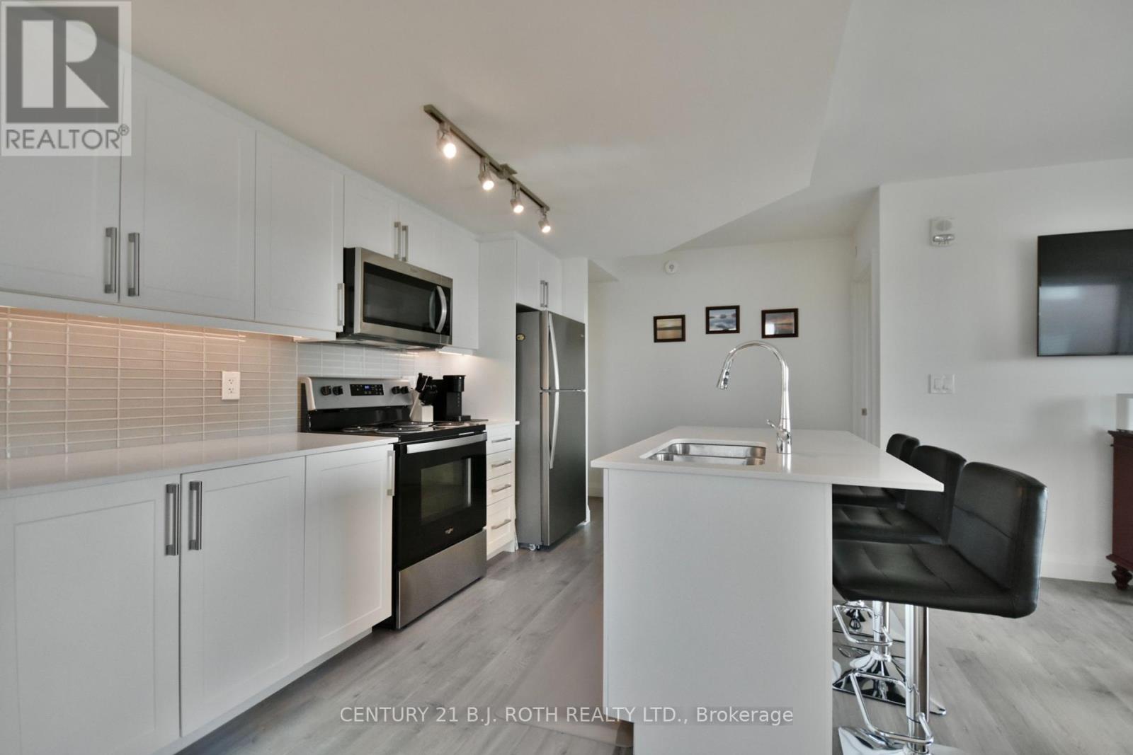 818 - 58 Lakeside Terrace, Barrie (Little Lake), Ontario  L4M 0L5 - Photo 22 - S12449479