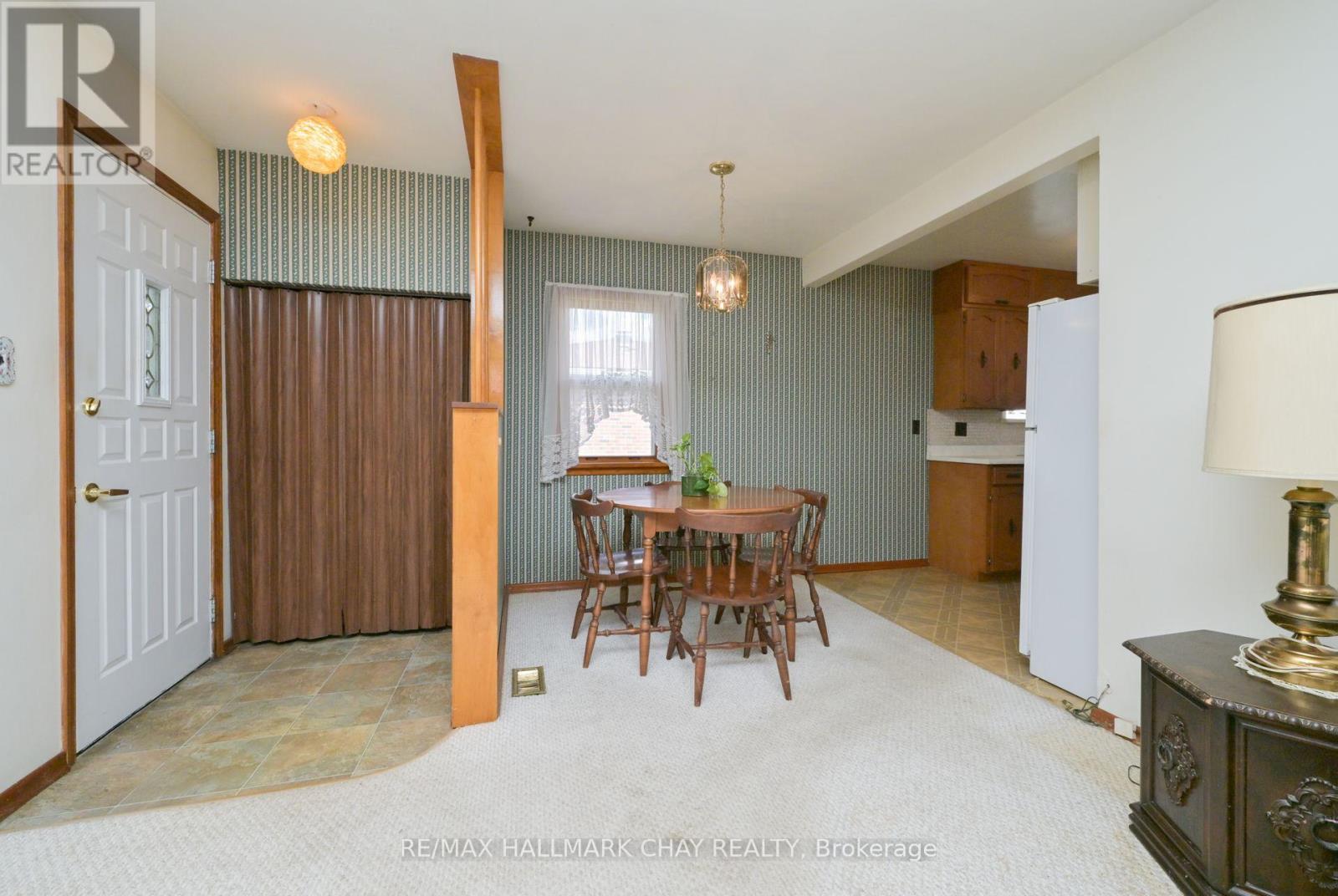 20 Leach Street, Orillia, Ontario  L3V 5N7 - Photo 4 - S12449500