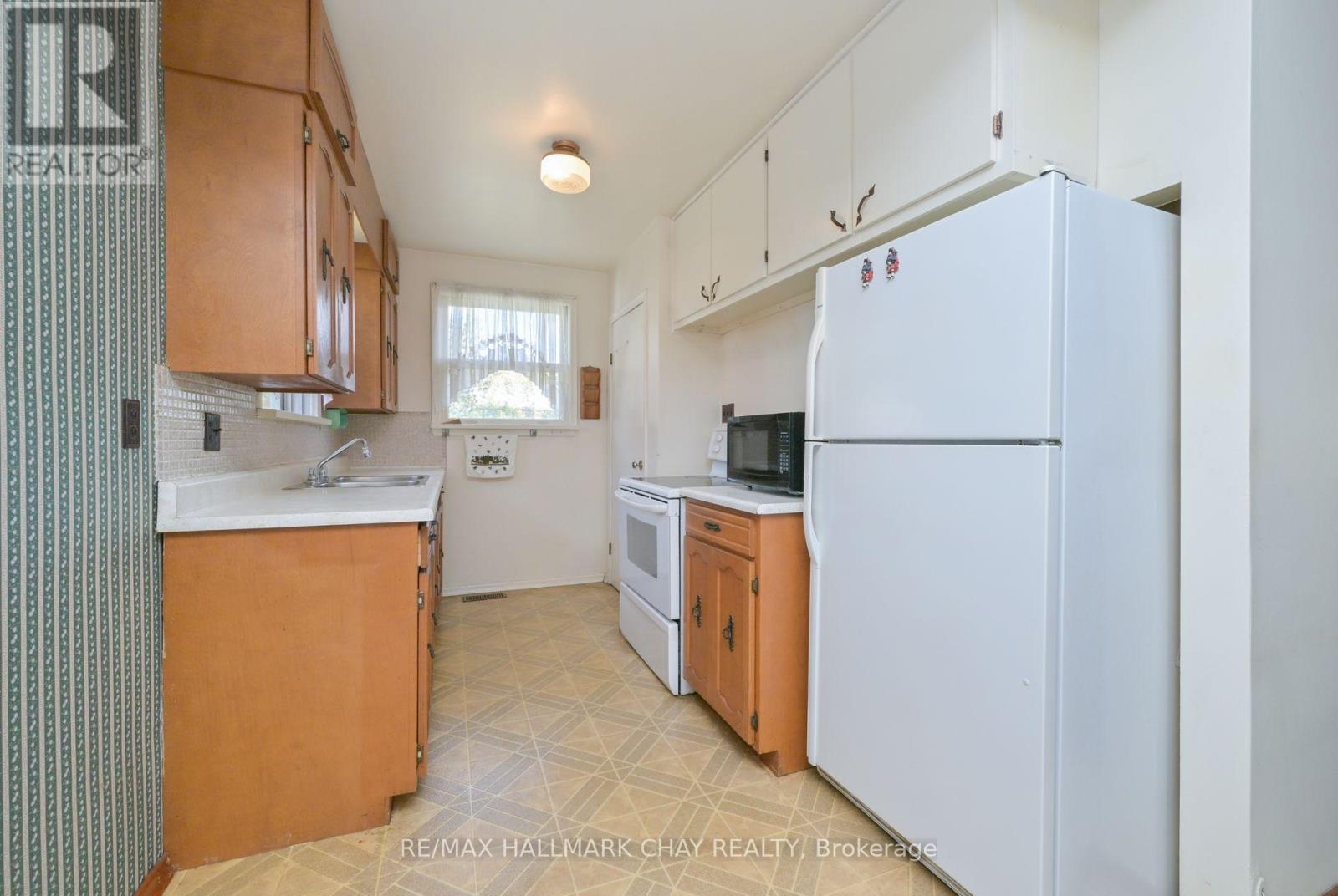 20 Leach Street, Orillia, Ontario  L3V 5N7 - Photo 5 - S12449500