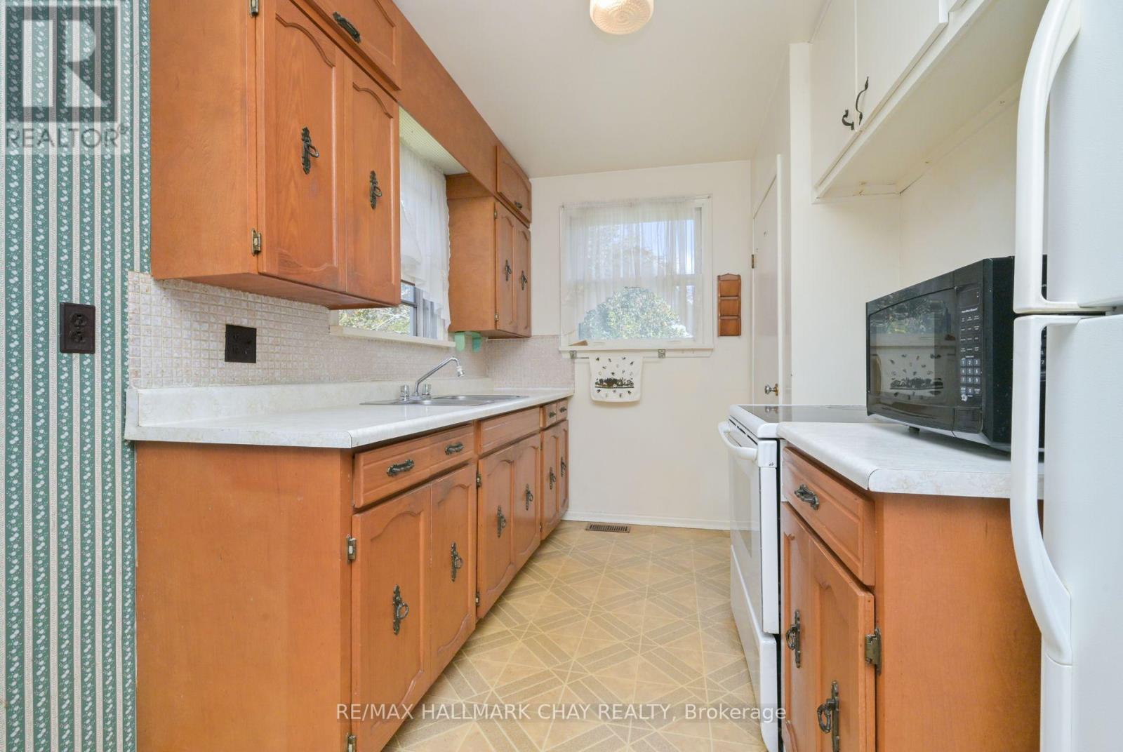 20 Leach Street, Orillia, Ontario  L3V 5N7 - Photo 6 - S12449500