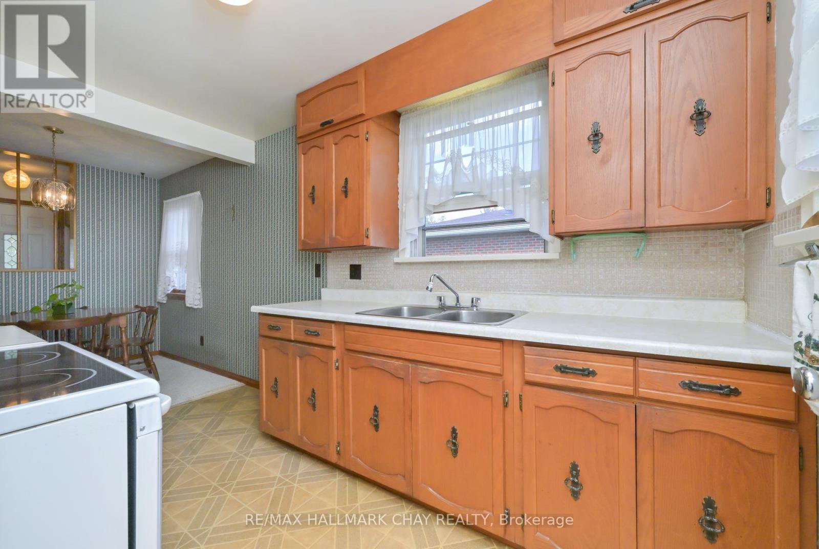 20 Leach Street, Orillia, Ontario  L3V 5N7 - Photo 7 - S12449500