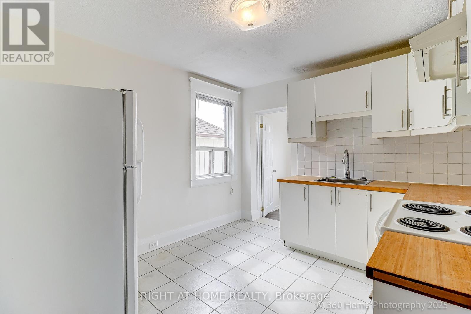 1994 Dufferin Street, Toronto (Caledonia-Fairbank), Ontario  M6E 3R2 - Photo 3 - W12449398