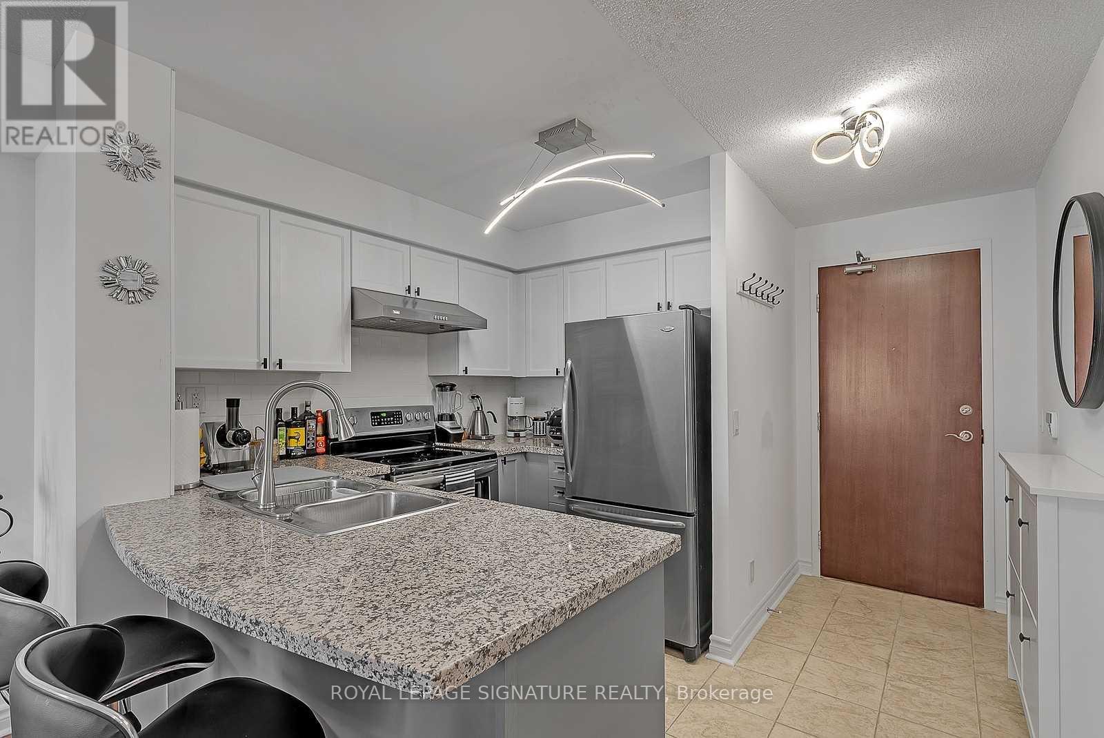 1401 - 5 Michael Power Place, Toronto, Ontario  M9A 0A3 - Photo 4 - W12449470