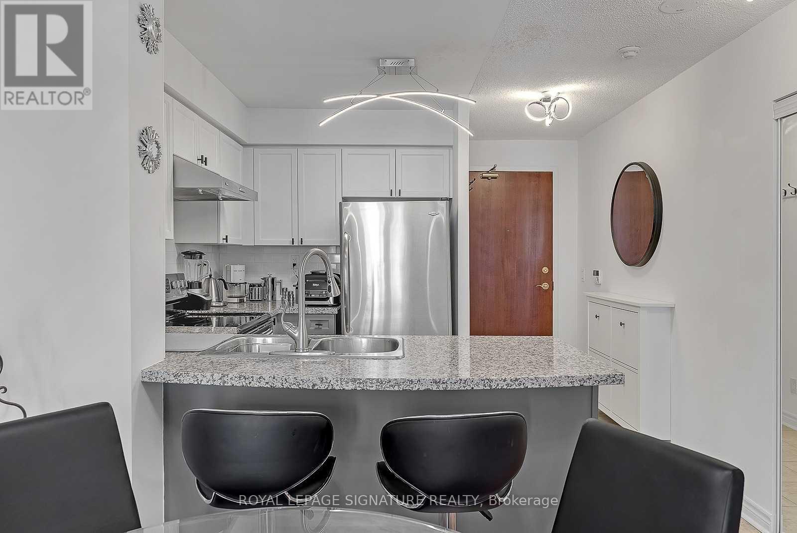 1401 - 5 Michael Power Place, Toronto, Ontario  M9A 0A3 - Photo 5 - W12449470