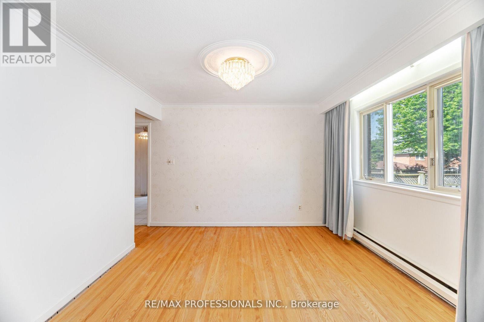 3667 Beechollow Crescent, Mississauga (Applewood), Ontario  L4Y 3T3 - Photo 12 - W12449495