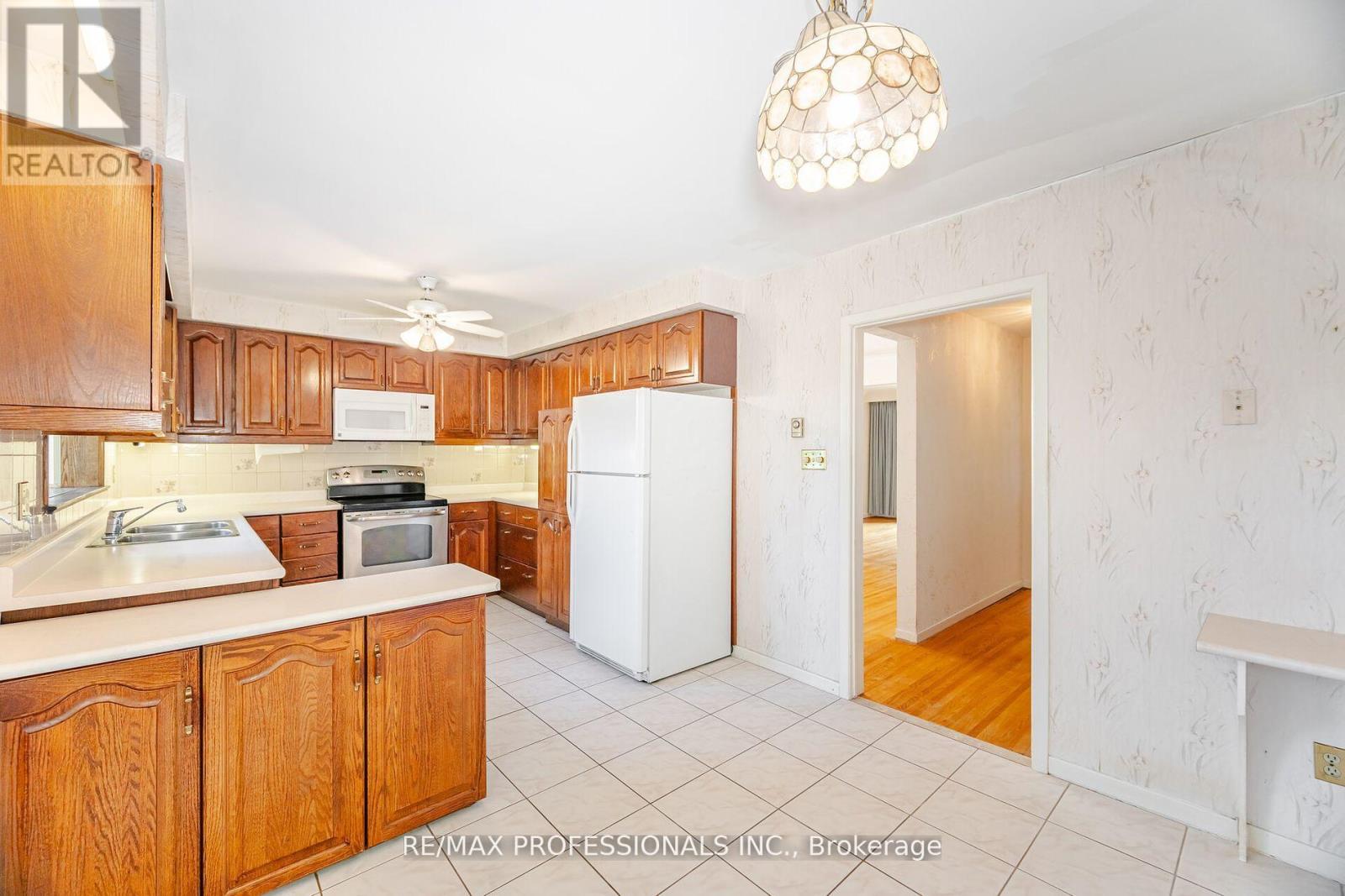 3667 Beechollow Crescent, Mississauga (Applewood), Ontario  L4Y 3T3 - Photo 13 - W12449495