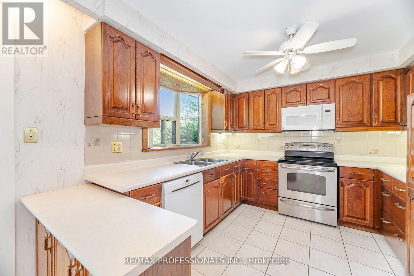 3667 Beechollow Crescent, Mississauga (Applewood), Ontario  L4Y 3T3 - Photo 15 - W12449495