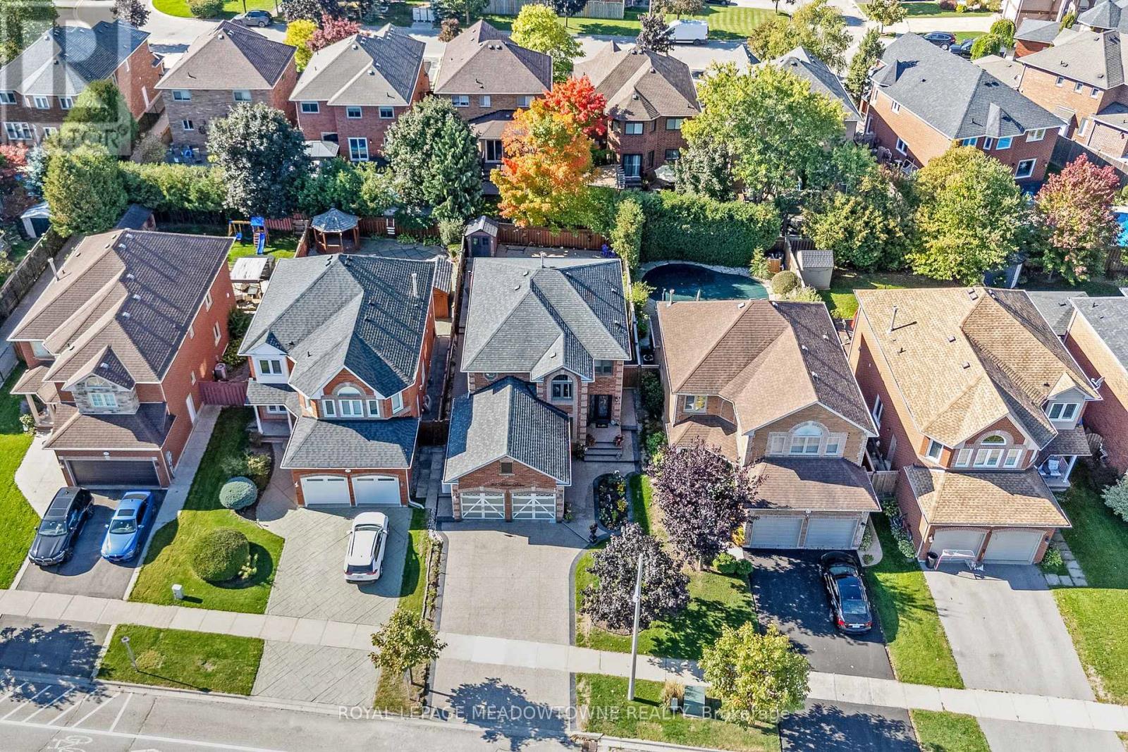39 Miller Drive, Halton Hills (Georgetown), Ontario  L7G 5P7 - Photo 3 - W12449506