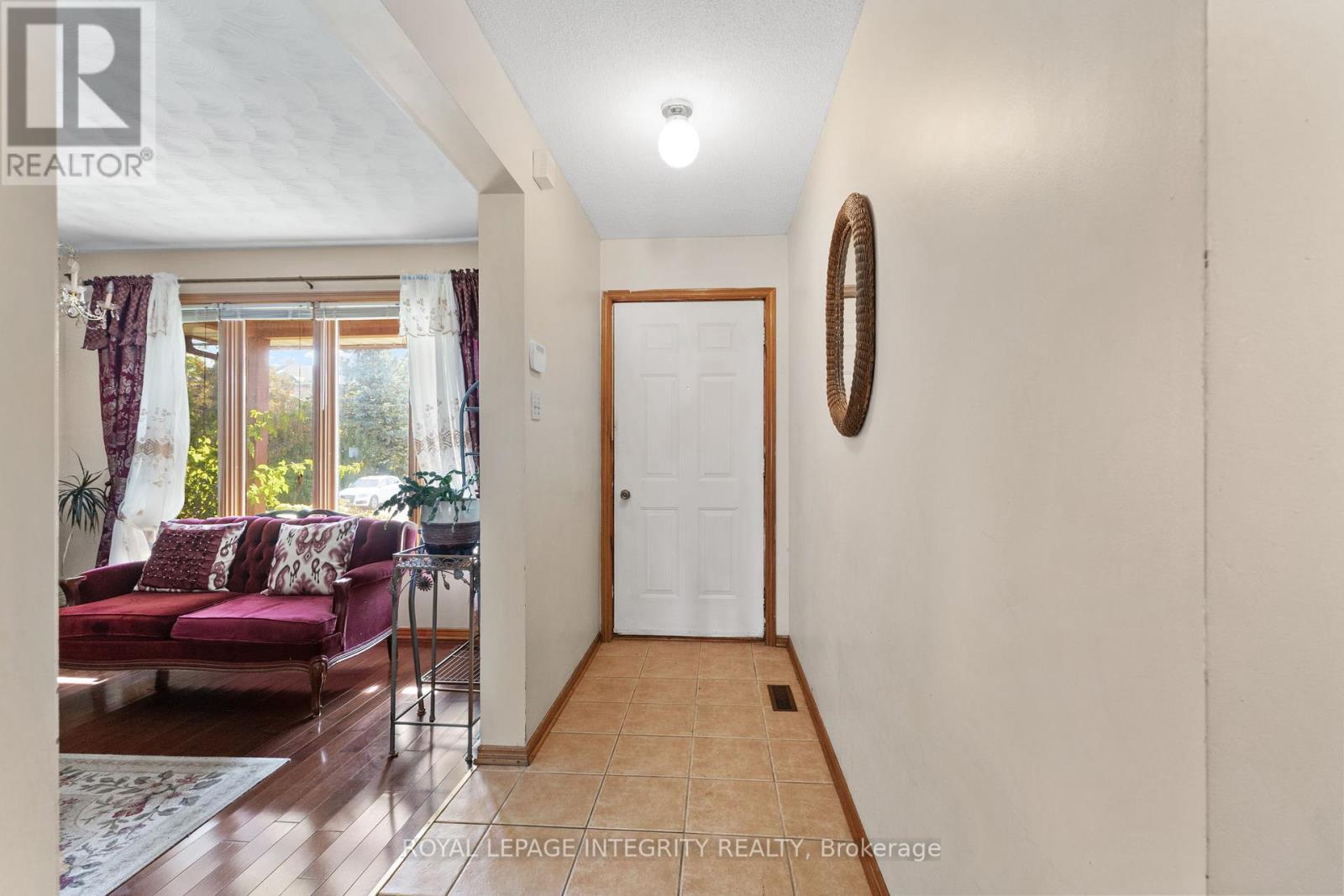 1499 Goth Avenue, Ottawa, Ontario  K1T 1E3 - Photo 4 - X12336305