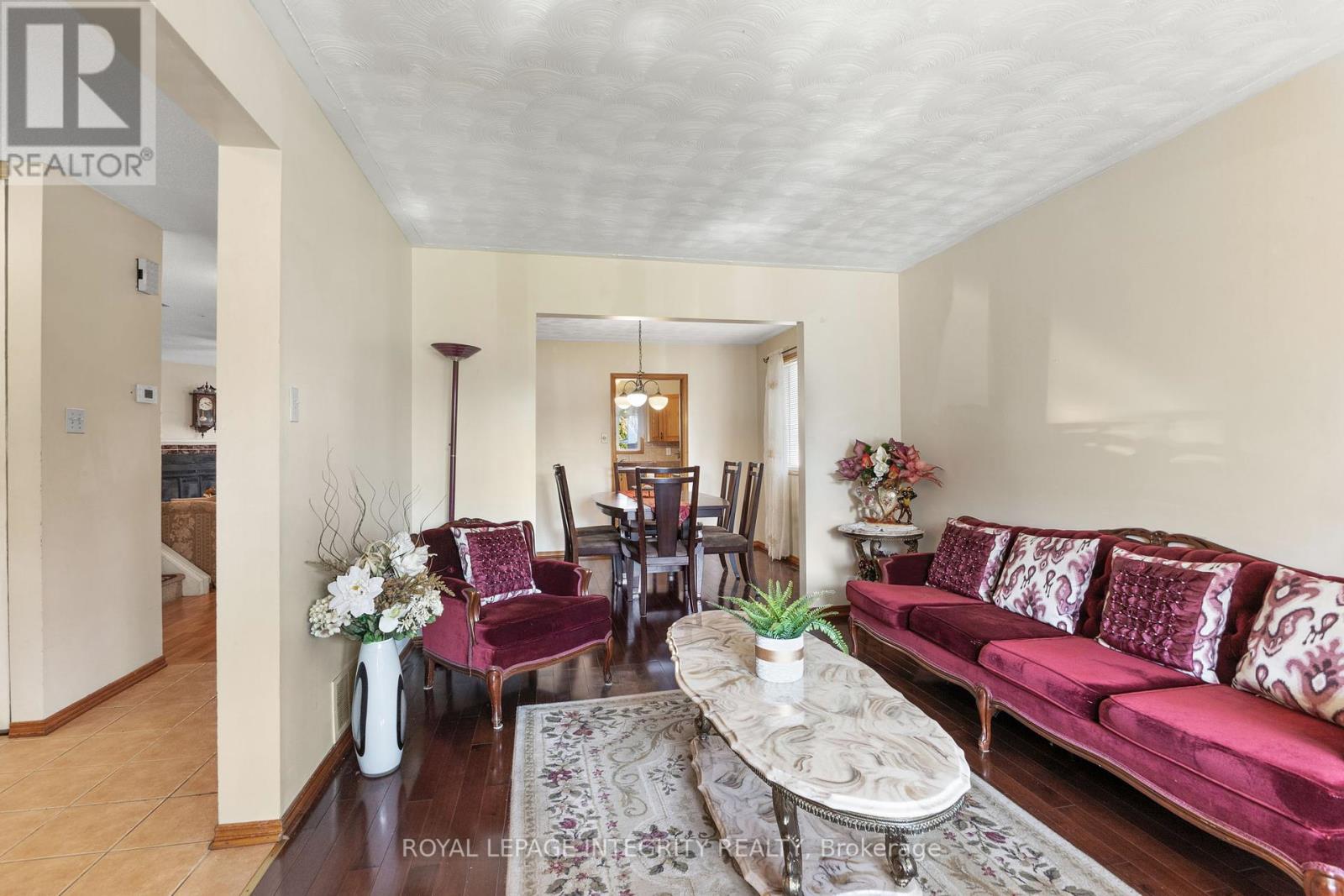 1499 Goth Avenue, Ottawa, Ontario  K1T 1E3 - Photo 5 - X12336305