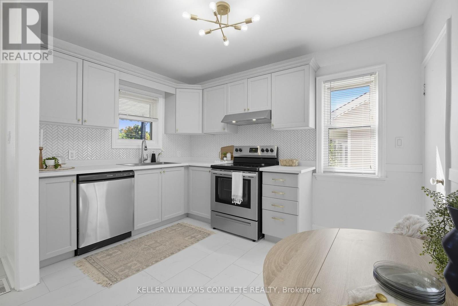 152 Stroud Road, Hamilton (Ainslie Wood), Ontario  L8S 2A2 - Photo 11 - X12449368