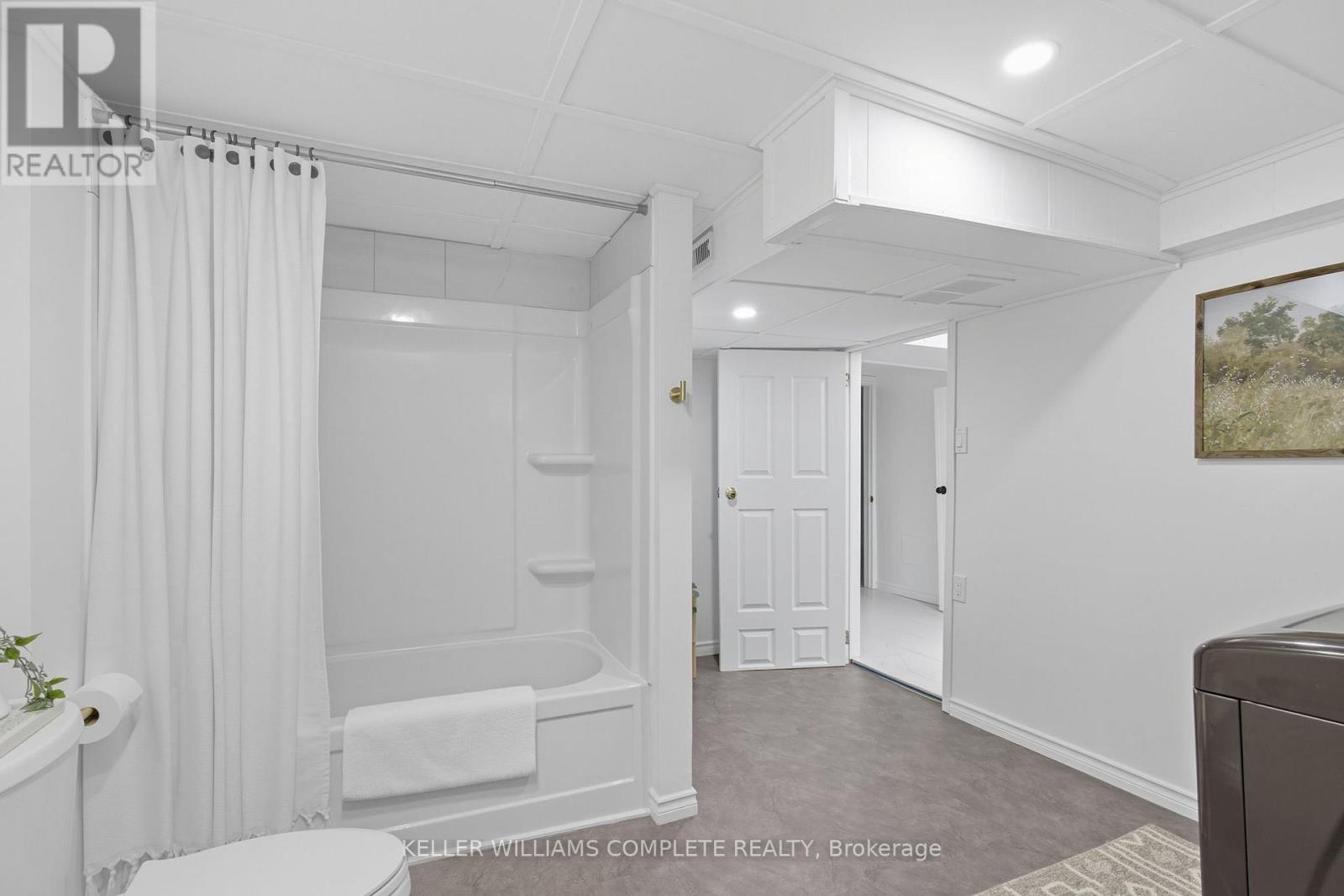 152 Stroud Road, Hamilton (Ainslie Wood), Ontario  L8S 2A2 - Photo 26 - X12449368
