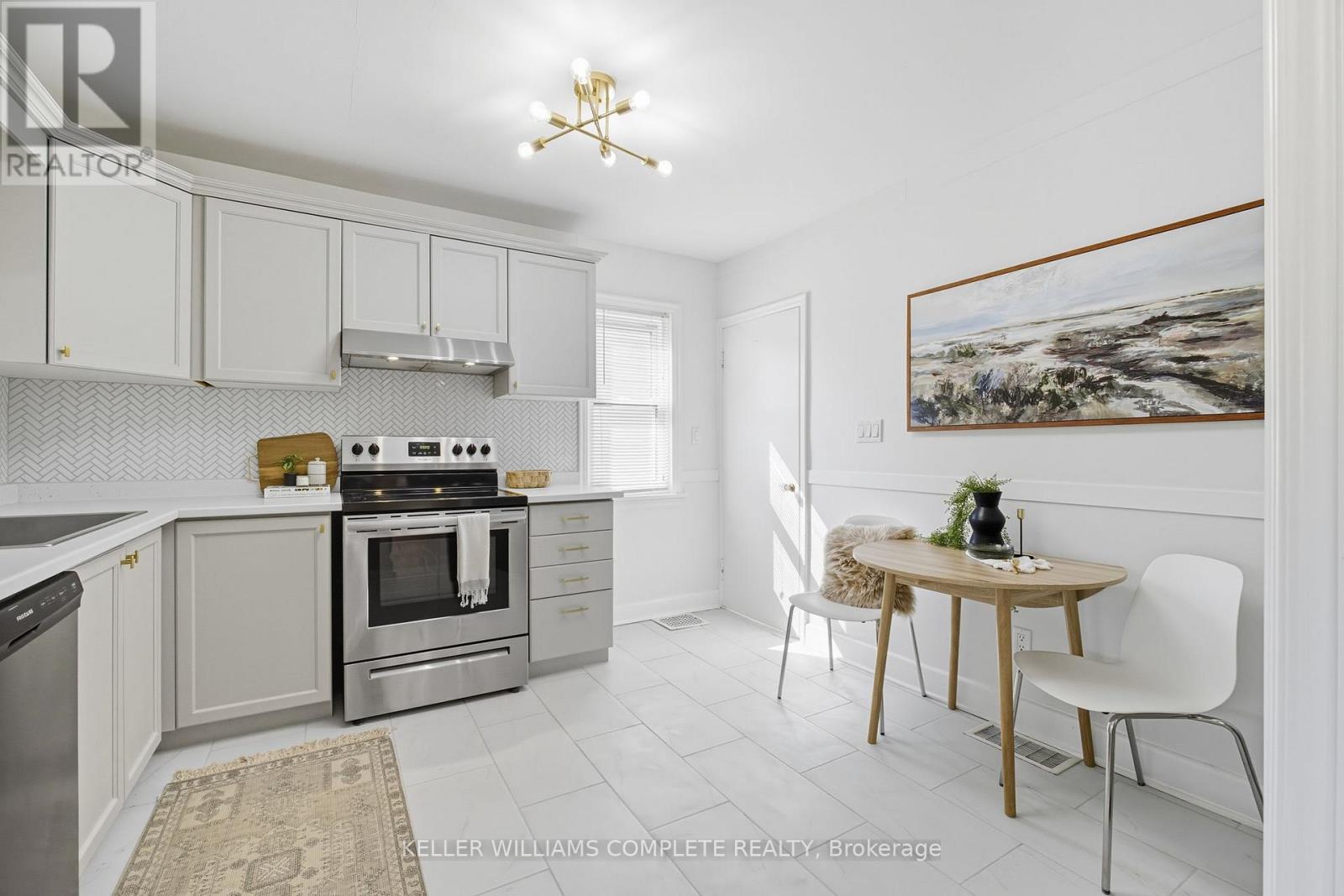 152 Stroud Road, Hamilton (Ainslie Wood), Ontario  L8S 2A2 - Photo 8 - X12449368