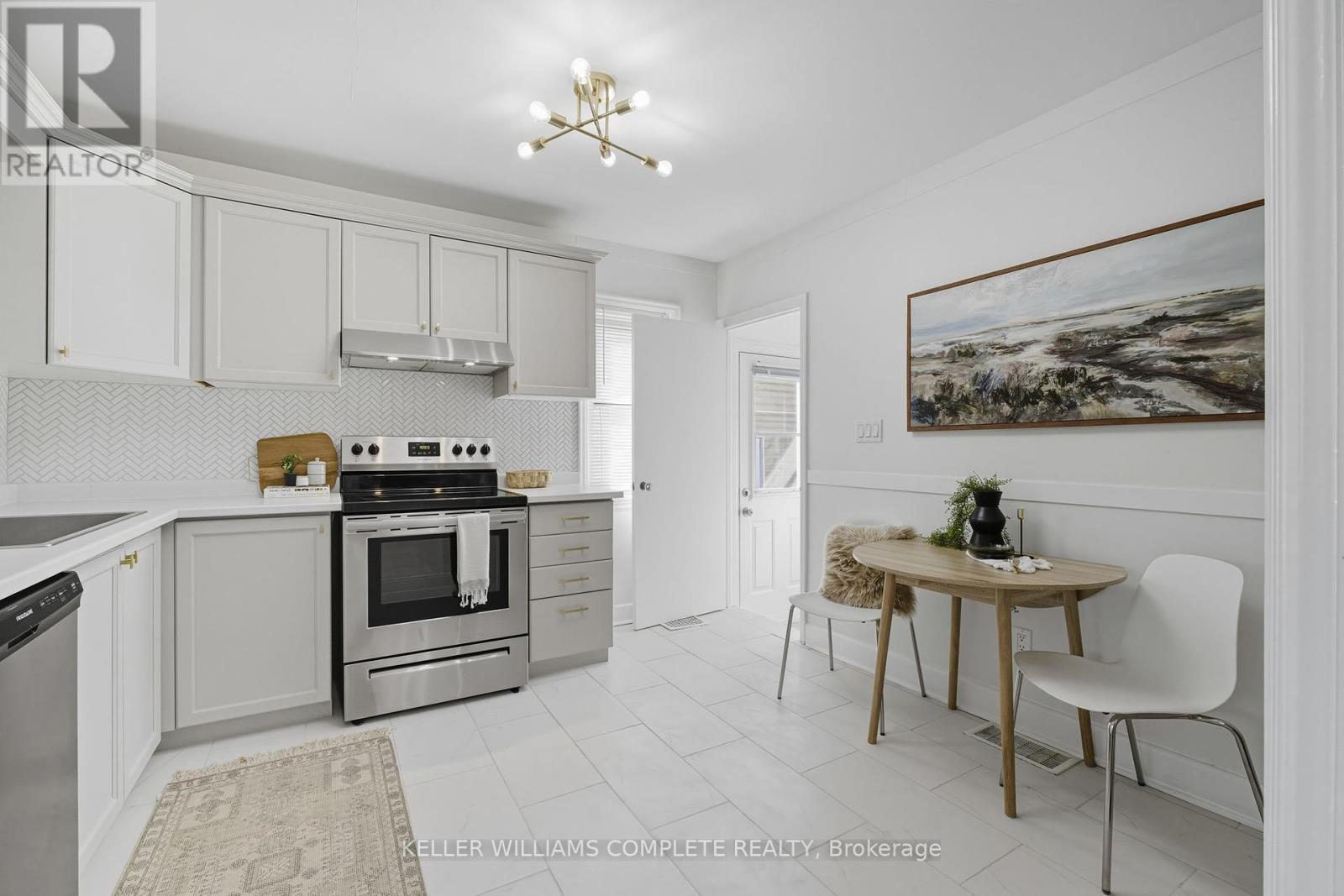 152 Stroud Road, Hamilton (Ainslie Wood), Ontario  L8S 2A2 - Photo 9 - X12449368