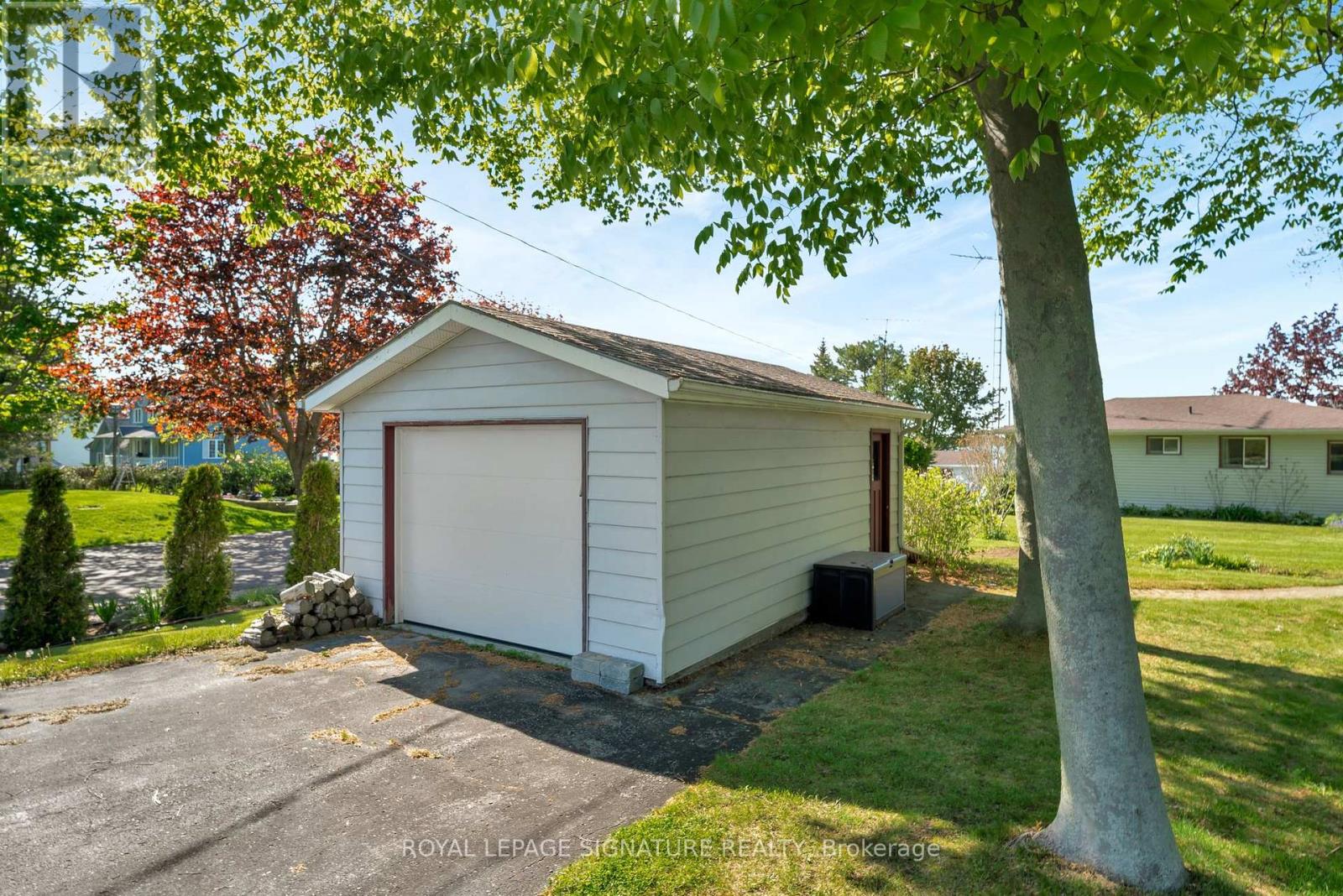 318 Island Road, Prince Edward County (Hallowell Ward), Ontario  K0K 2T0 - Photo 12 - X12449378
