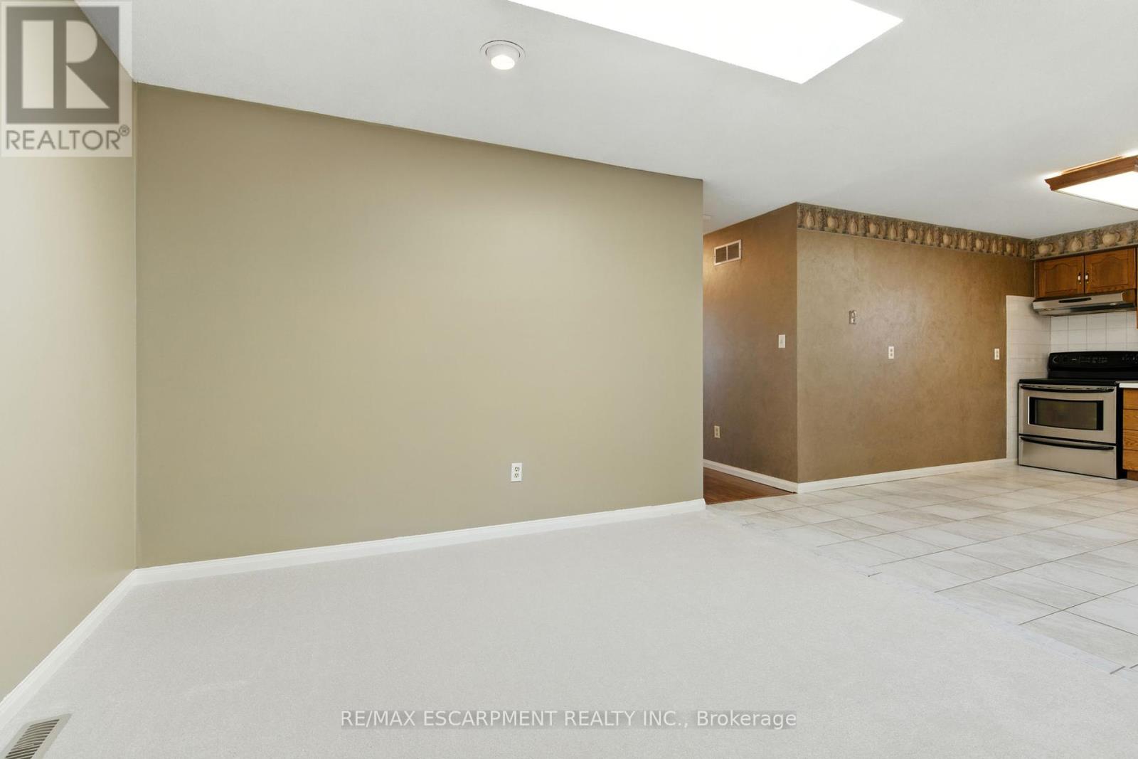 127 Beaverbrook Avenue, Hamilton (Broughton), Ontario  L8W 3T1 - Photo 11 - X12449384