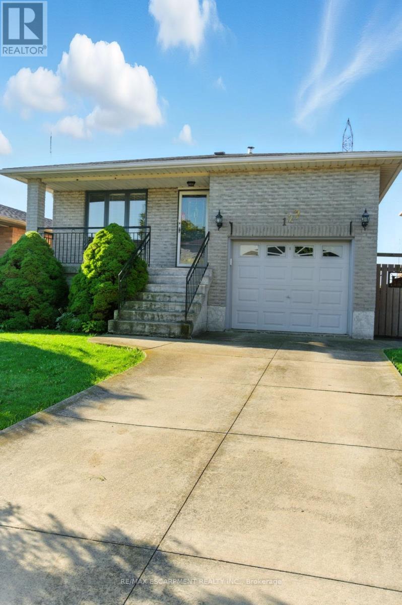 127 Beaverbrook Avenue, Hamilton (Broughton), Ontario  L8W 3T1 - Photo 3 - X12449384
