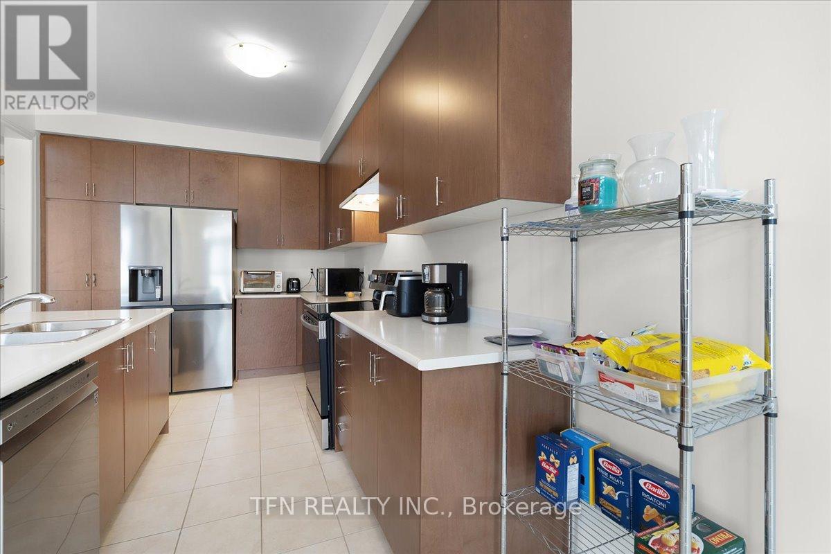 42 Ebenezer Drive, Hamilton (Waterdown), Ontario  L8B 1Y3 - Photo 5 - X12449425