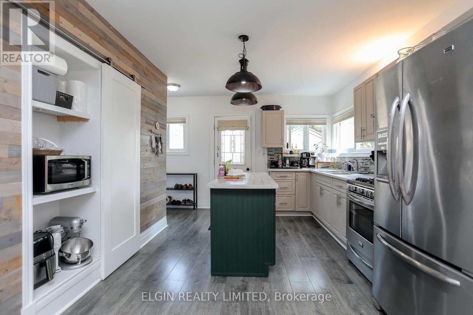 4 Antrim Street, St. Thomas, Ontario  N5P 1S3 - Photo 9 - X12446212
