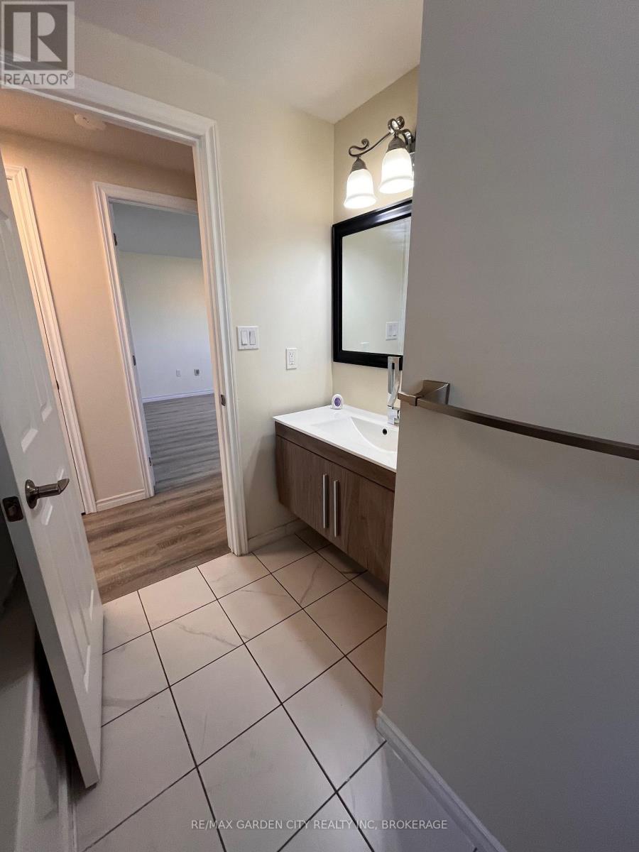 51 Dundee Drive, St. Catharines, Ontario  L2P 3S9 - Photo 12 - X12449087