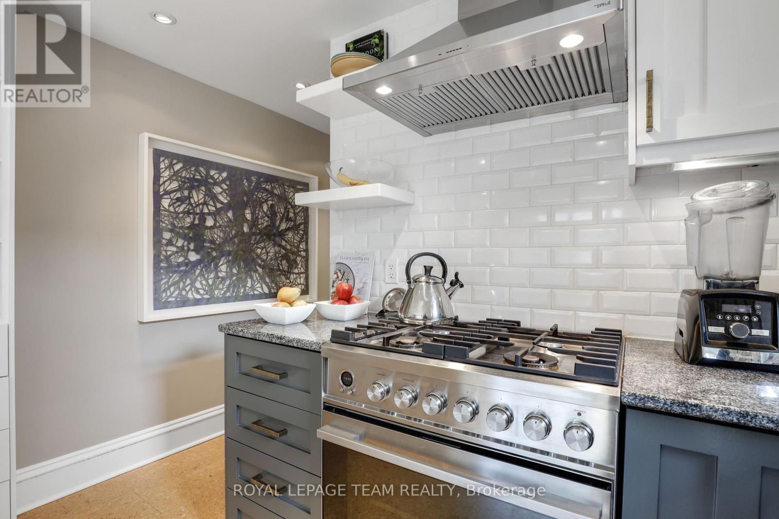 161 Mackay Street, Ottawa, Ontario  K1M 2B5 - Photo 11 - X12449662