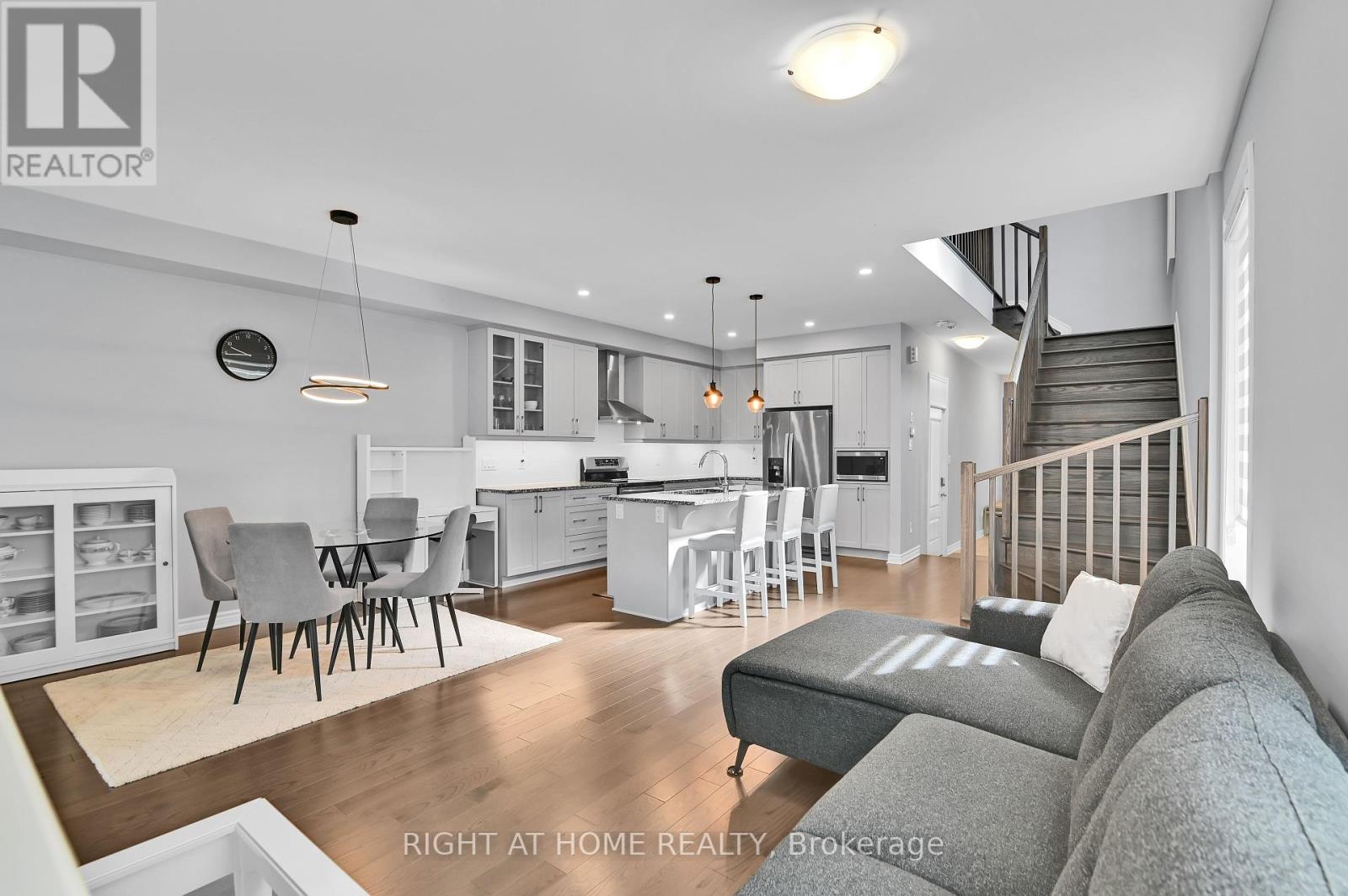 530 Muscari Street, Ottawa, Ontario  K1T 0S3 - Photo 12 - X12449668