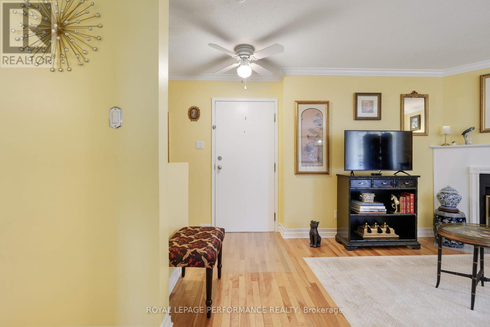 402 - 1589 St Bernard Street, Ottawa, Ontario  K1T 3H8 - Photo 5 - X12449682