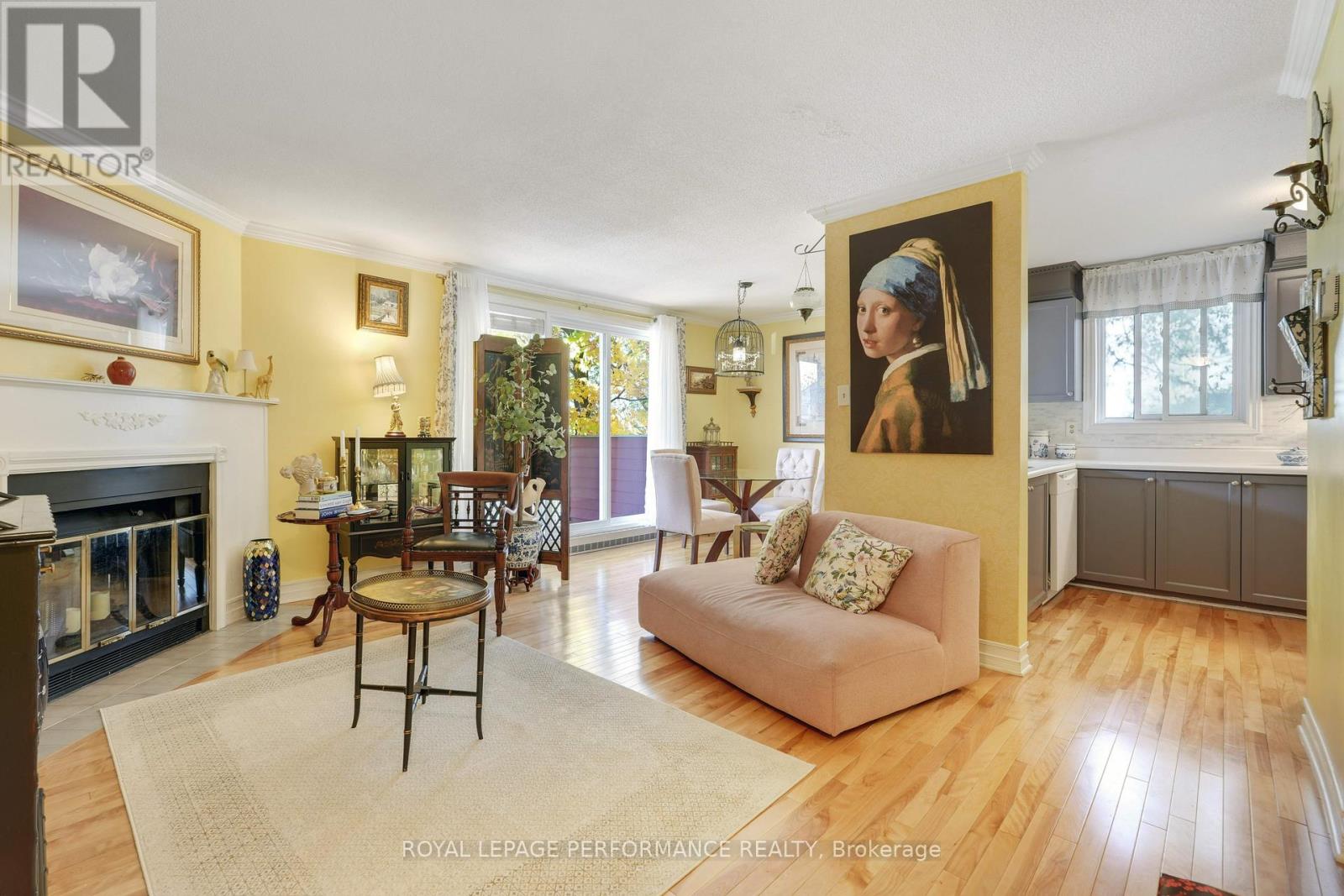 402 - 1589 St Bernard Street, Ottawa, Ontario  K1T 3H8 - Photo 6 - X12449682