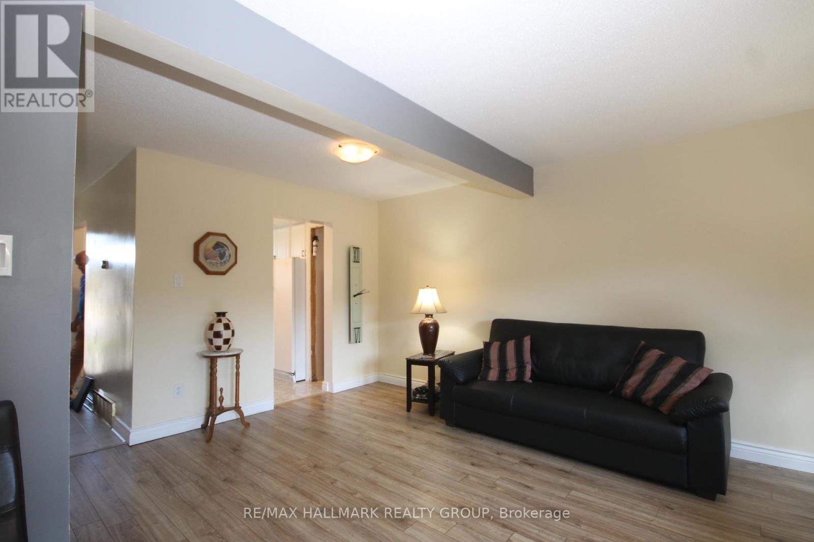 49 Bellman Drive, Ottawa, Ontario  K2H 8S4 - Photo 10 - X12449711
