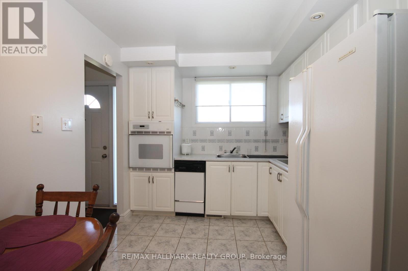 49 Bellman Drive, Ottawa, Ontario  K2H 8S4 - Photo 11 - X12449711