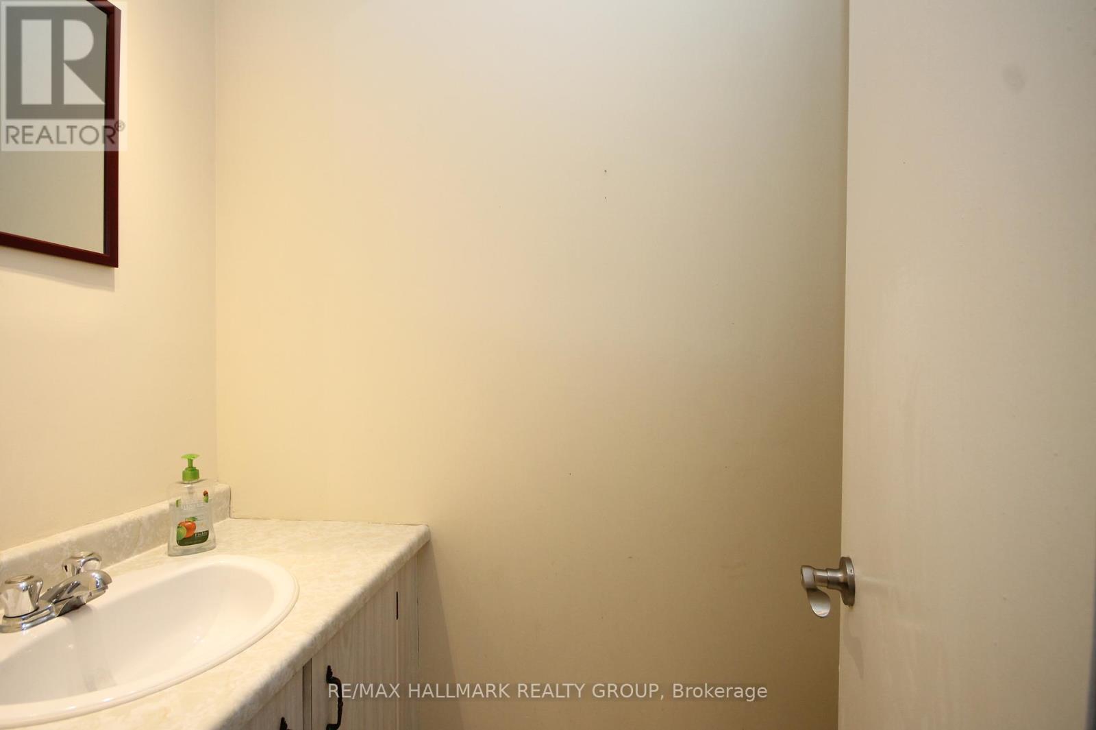 49 Bellman Drive, Ottawa, Ontario  K2H 8S4 - Photo 12 - X12449711