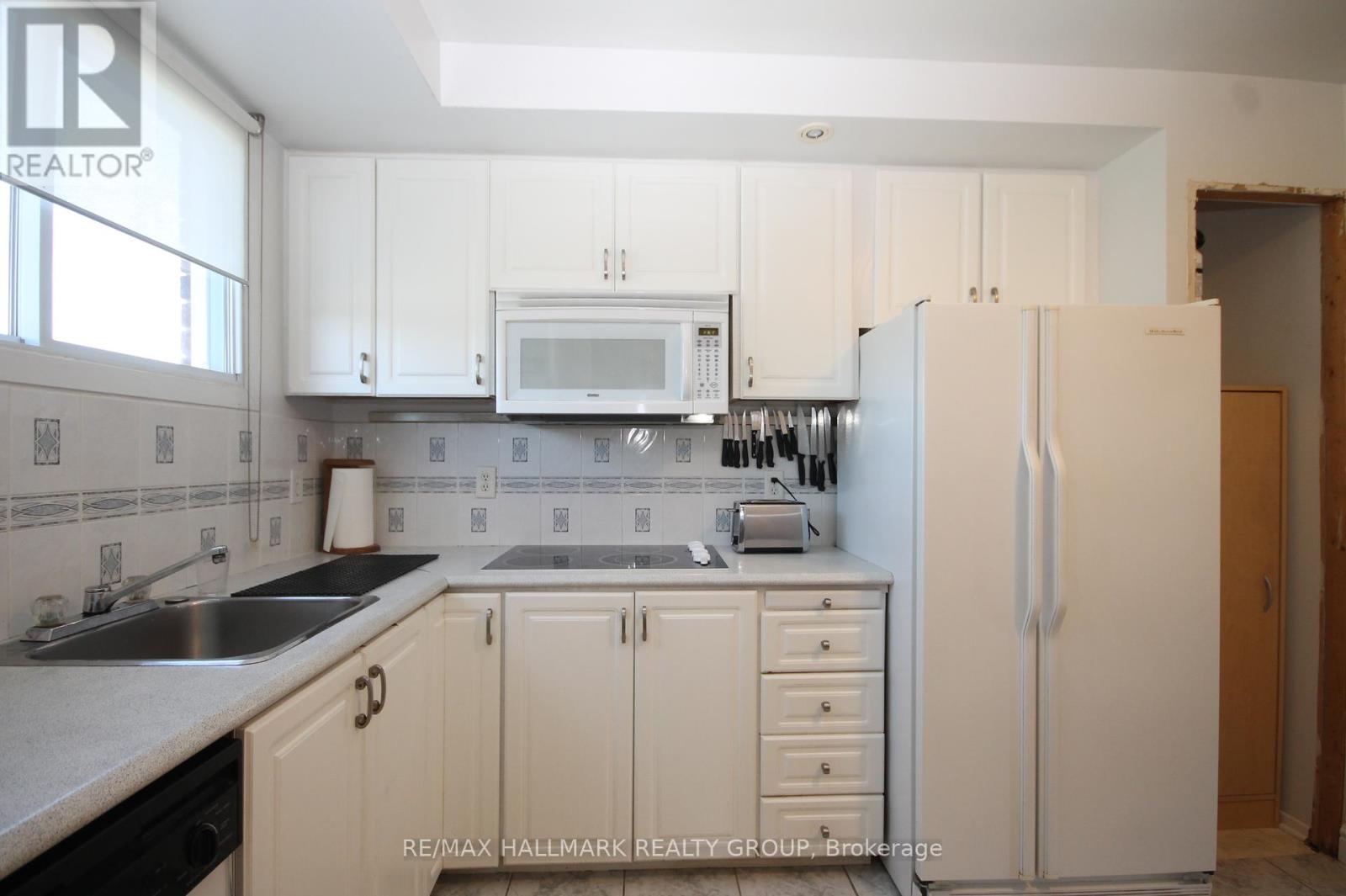 49 Bellman Drive, Ottawa, Ontario  K2H 8S4 - Photo 3 - X12449711