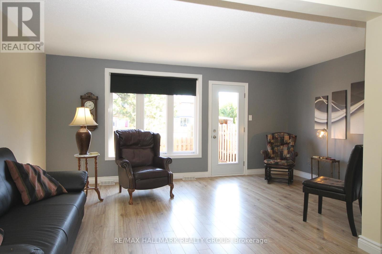 49 Bellman Drive, Ottawa, Ontario  K2H 8S4 - Photo 4 - X12449711