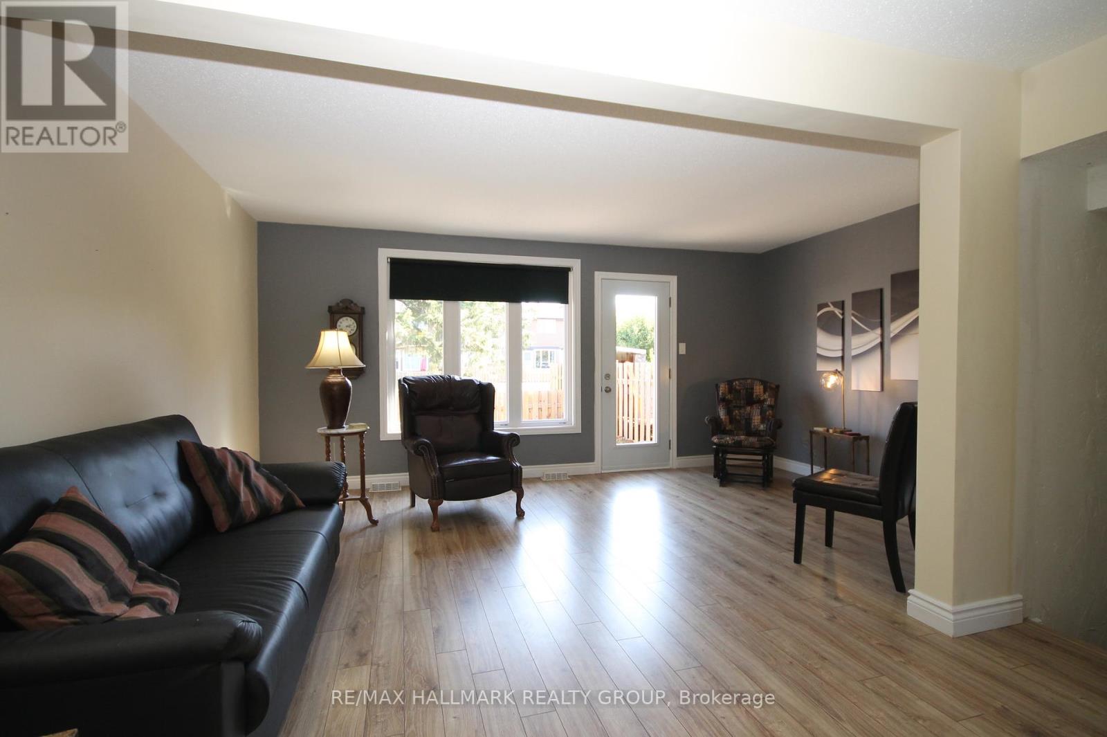 49 Bellman Drive, Ottawa, Ontario  K2H 8S4 - Photo 5 - X12449711