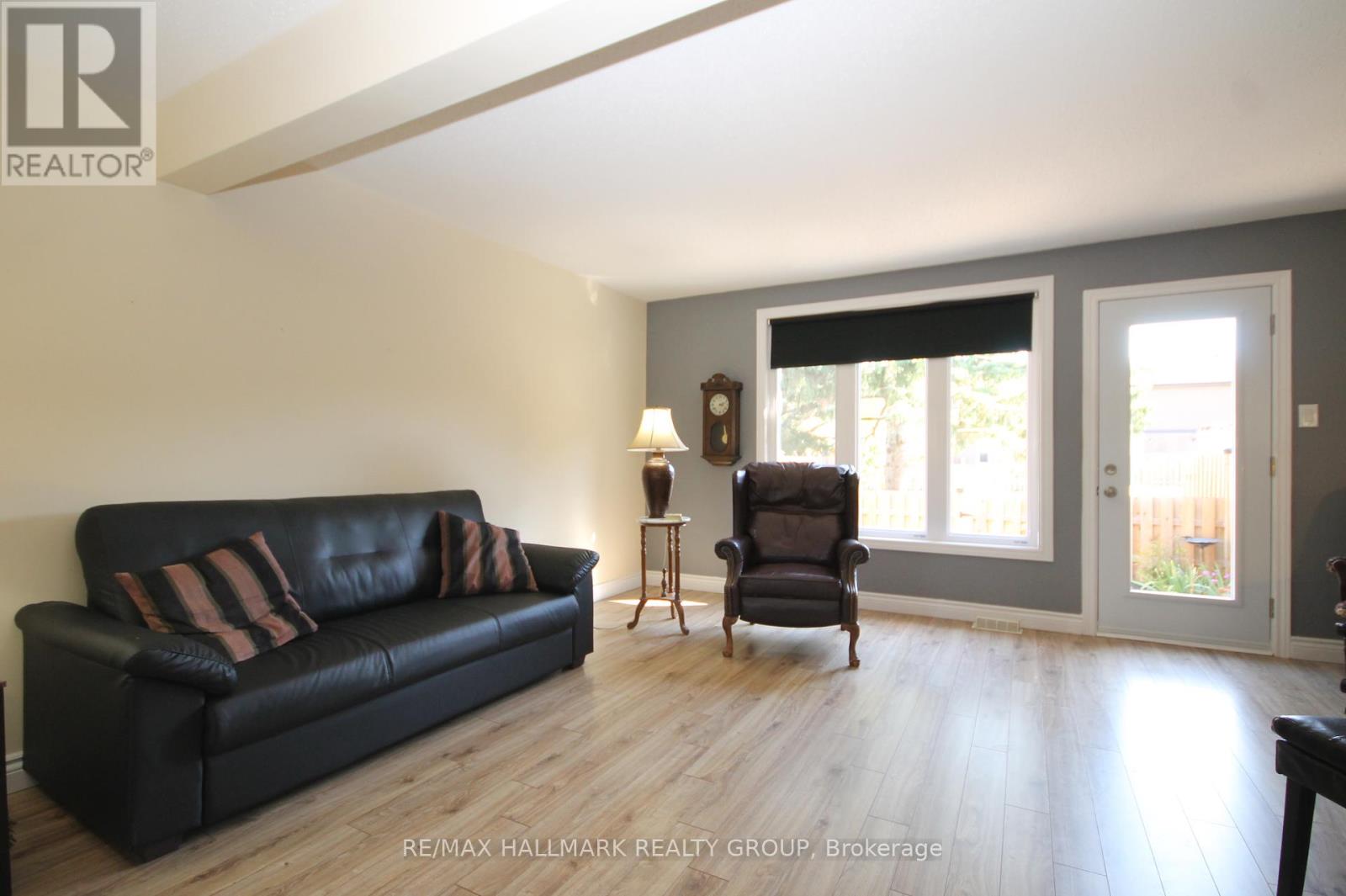 49 Bellman Drive, Ottawa, Ontario  K2H 8S4 - Photo 6 - X12449711