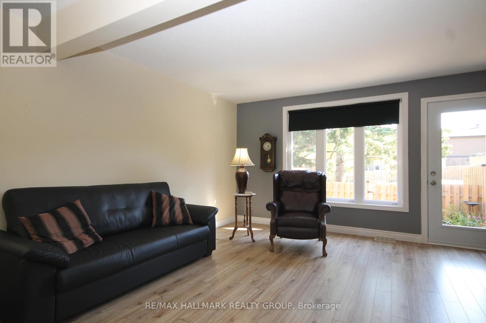 49 Bellman Drive, Ottawa, Ontario  K2H 8S4 - Photo 7 - X12449711