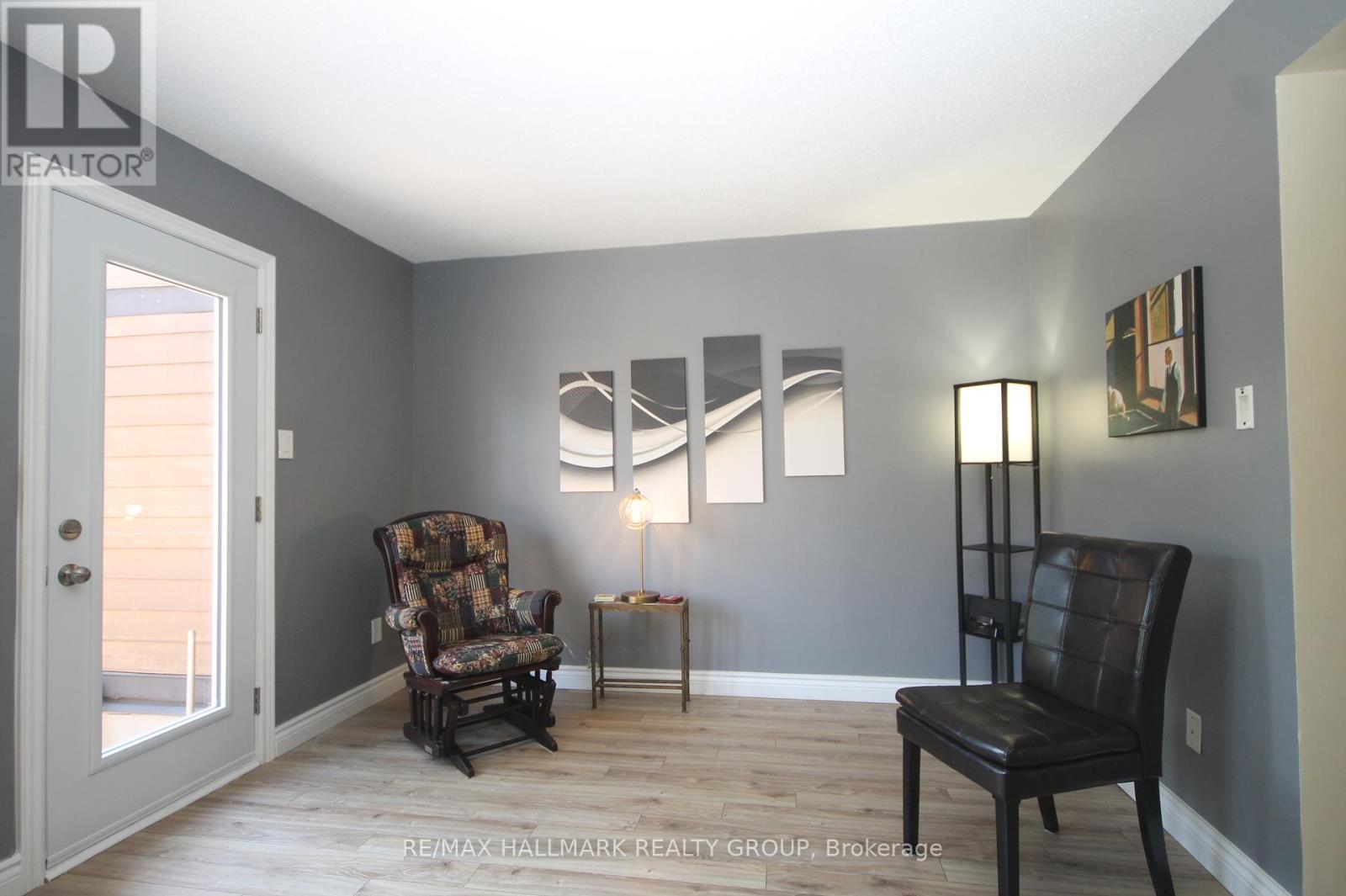 49 Bellman Drive, Ottawa, Ontario  K2H 8S4 - Photo 8 - X12449711