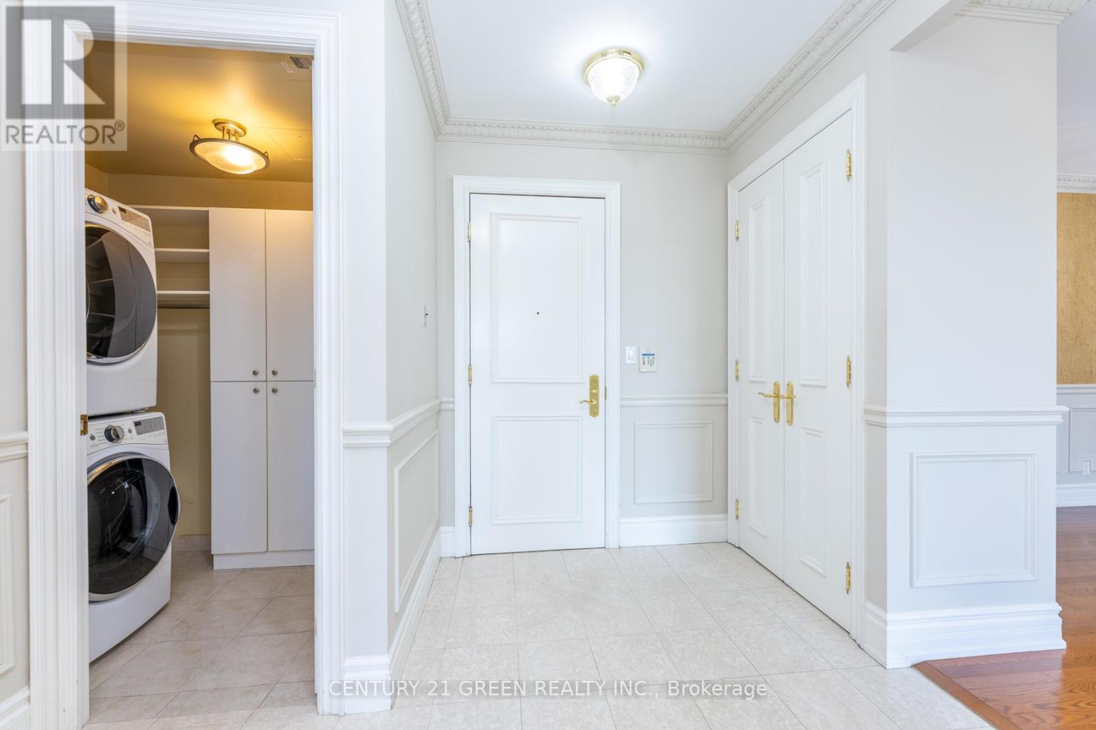 402 - 10 Old York Mills Road, Toronto (Bridle Path-Sunnybrook-York Mills), Ontario  M2P 2G9 - Photo 14 - C12449540