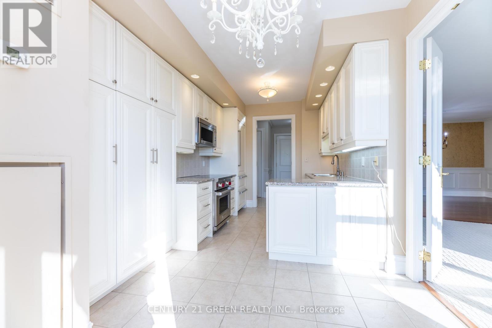 402 - 10 Old York Mills Road, Toronto (Bridle Path-Sunnybrook-York Mills), Ontario  M2P 2G9 - Photo 18 - C12449540