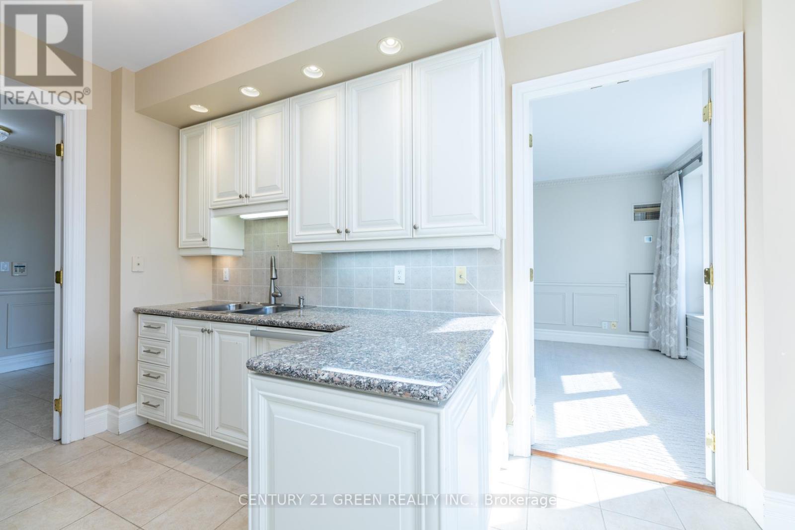 402 - 10 Old York Mills Road, Toronto (Bridle Path-Sunnybrook-York Mills), Ontario  M2P 2G9 - Photo 22 - C12449540