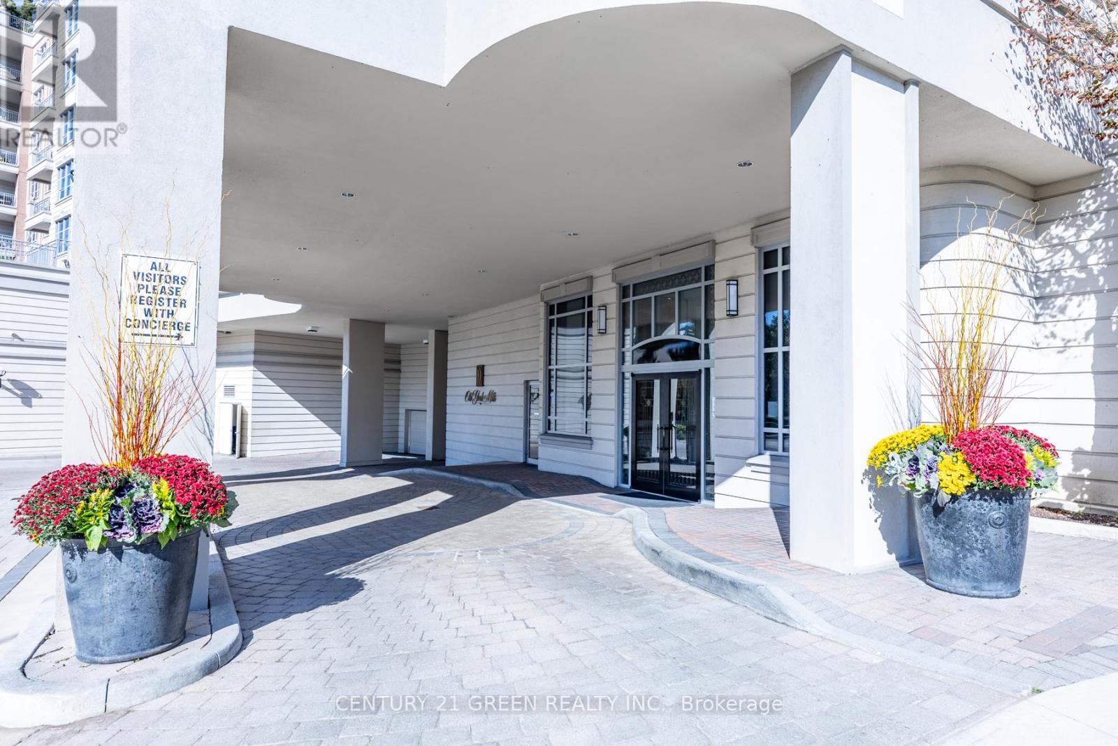 402 - 10 Old York Mills Road, Toronto (Bridle Path-Sunnybrook-York Mills), Ontario  M2P 2G9 - Photo 6 - C12449540