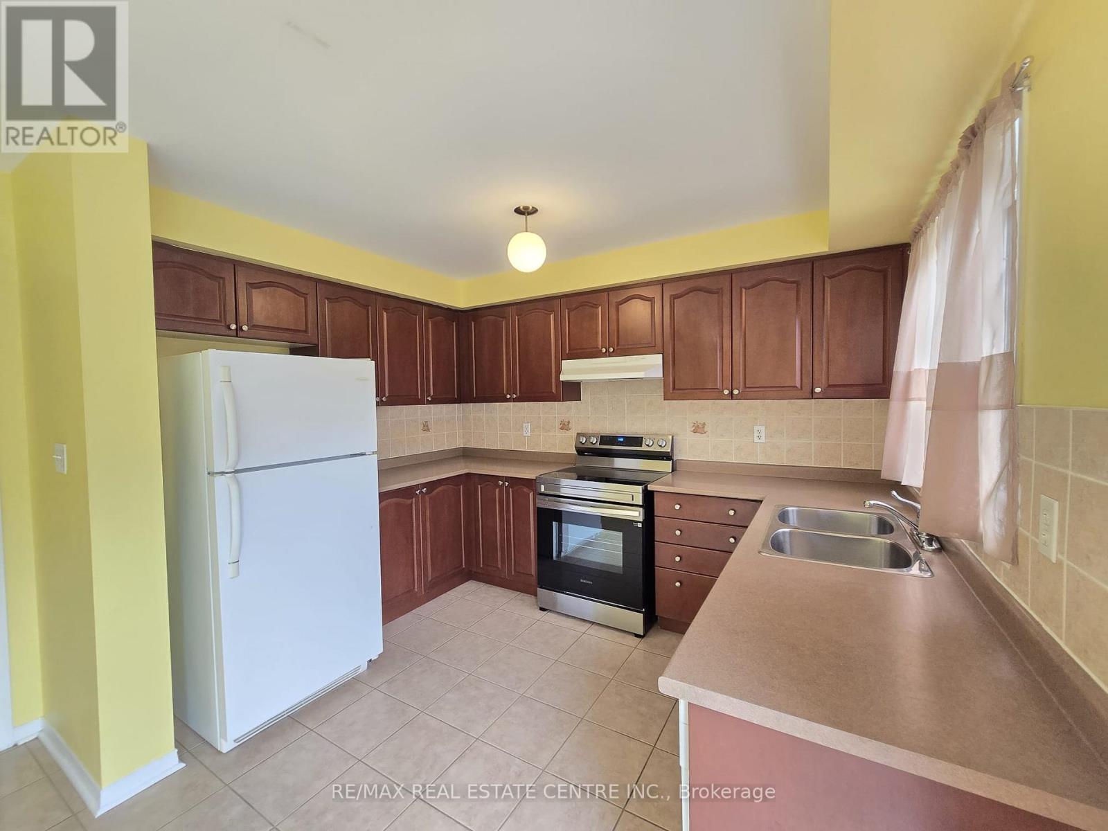 5054 Intrepid Drive, Mississauga, Ontario  L5M 8A5 - Photo 11 - W12404200