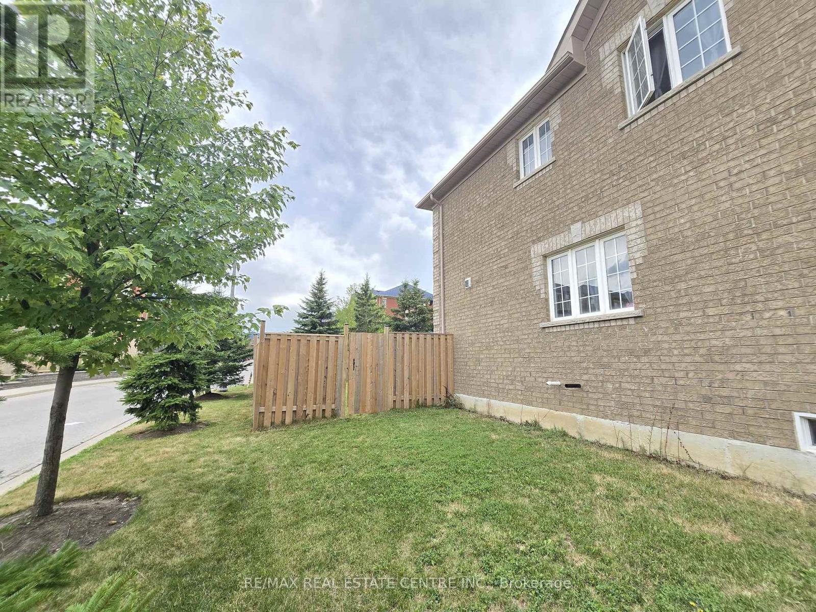 5054 Intrepid Drive, Mississauga, Ontario  L5M 8A5 - Photo 6 - W12404200