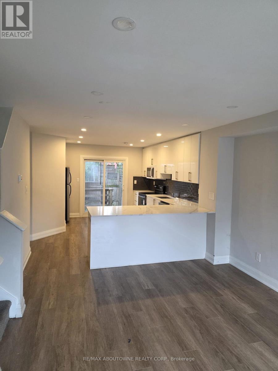 110 Beach Road E, Hamilton, Ontario  L8L 3Z9 - Photo 4 - X12421442